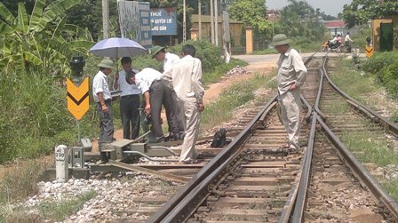 Kiểm tra và điều chỉnh tiêu chuẩn kỹ thuật thiết bị quay khóa ghi của phòng KTAT và giám đốc xí nghiệp Vĩnh Phú tại ga Ấm Thượng