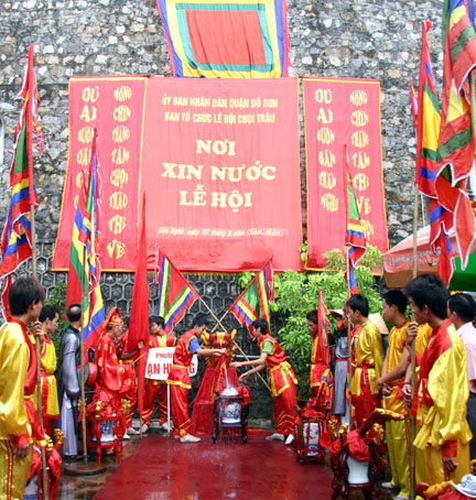 Lễ rước nước từ đền Nghè phường Vạn Hương, về các đình làng để tế lễ