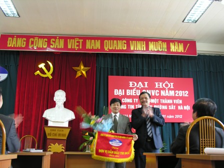 TGĐ Công ty trao cờ đơn vị dẫn đầu thi đua cho XN T3HĐ Yên Lào