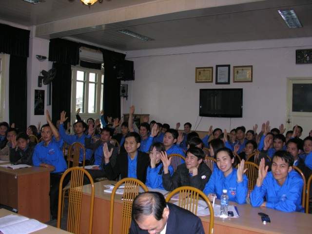 Đại biểu biểu quyết thông qua Nghị quyết Đại hội